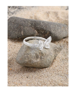 Vue détaillée de la bague en argent S925 avec papillon ajouré et texture rocheuse