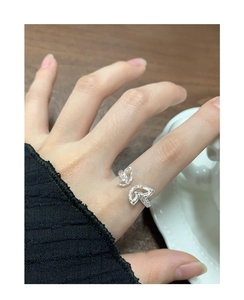 Détail de la bague papillon en argent sterling S925 avec texture plissée et ajourée