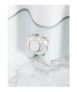 Macro detail of silver S925 ring featuring an oval white mother of pearl inlay on mirror