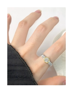 Detailed view of S925 sterling silver gear ring with gold edge and zircon on finger
