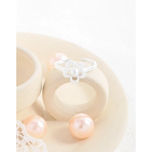 Elegant S925 sterling silver flower ring with white pearl on a ceramic stand