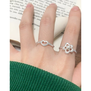 Elegant S925 silver flower and heart ring set with pearl detail on a woman's hand