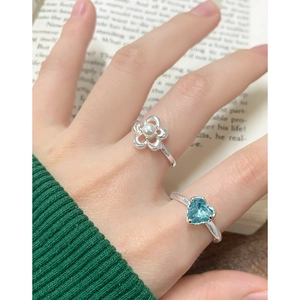 S925 silver flower pearl ring and heart blue zircon ring set worn by model