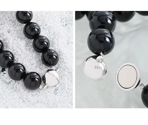 Détail du fermoir magnétique en argent S925 sur un collier de perles d'agate noire