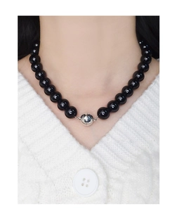 Vue détaillée du fermoir magnétique en argent S925 sur collier en perles d'onyx noir
