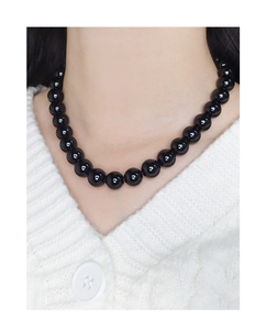 Gros plan d'un collier en argent S925 avec perles d'agate noire polies sur un mannequin