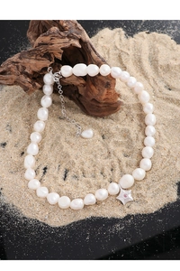 Vue détaillée du collier en perles baroques avec pendentif étoile de mer argentée et pierre rose