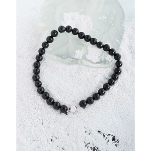 Collier élégant en perles d'agate noire avec fermoir magnétique argenté sur fond de cristal blanc