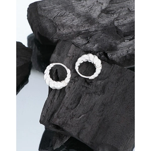 Créoles croissant en argent poli avec texture tressée sur base miroir en charbon