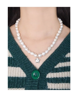 Détail du pendentif étoile de mer en argent S925 sur collier de perles naturelles