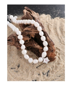 Détail du pendentif étoile de mer argent S925 avec pierre rose sur collier de perles