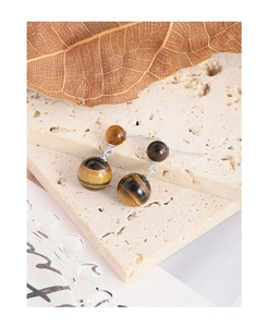 Détail du poinçon S925 sur les boucles d'oreilles en argent et pierre œil de tigre