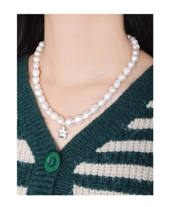 Détail du pendentif étoile de mer en argent S925 sur collier de perles naturelles