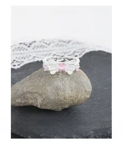 Détail macro de la bague noeud en argent S925 avec zircon rose sur pierre