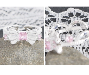 Détail du poinçon S925 sur la bague nœud en argent sterling avec zircon rose brillant