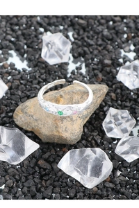 Nahaufnahme S925 Sterlingsilber Ring mit Hammerschlag-Textur und bunten Zirkonia
