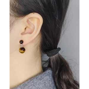Boucles d'oreilles en argent S925 avec doubles perles d'oeil de tigre portées par un modèle
