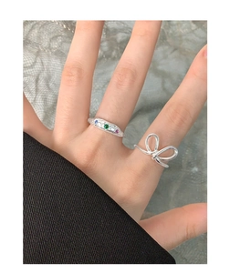 Detailansicht des S925 Silberrings mit bunten Zirkonsteinen und feinem Schleifendesign