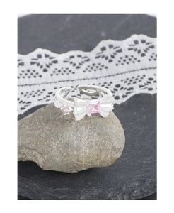 Détail d'une bague nœud en argent S925 avec zircons roses et sertissage de luxe