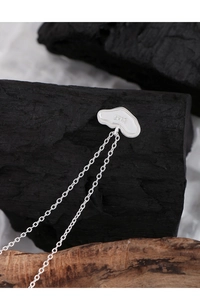Détail du poinçon argent S925 au dos du pendentif cœur en forme de nuage irrégulier