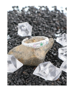 Detaillierte Makroaufnahme von S925 Sterlingsilber Ring mit Textur und bunten Sternen