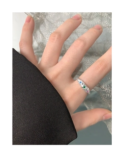 Detail von S925 Sterlingsilber Ring mit Hammerschlag und drei bunten Zirkonsteinen