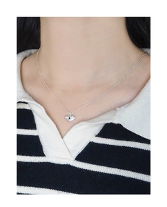 Détail du collier coeur irrégulier en argent S925 avec incrustation noire