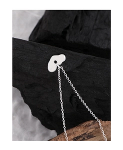 Détail macro du pendentif cœur en argent S925 avec une étoile hexagramme noire gravée