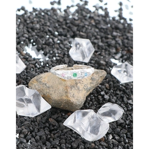 Handgefertigter S925 Sterlingsilberring mit bunten Zirkonen auf Naturstein