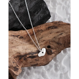 Collier minimaliste en argent S925 avec cœur irrégulier et pendentif étoile noire
