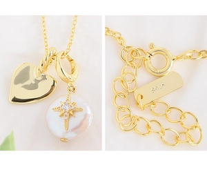 Vue détaillée du poinçon S925 sur le collier doré avec pendentifs perle et cœur poli