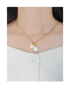 Détail du collier S925 argent doré avec pendentifs cœur et étoile nacre sur mannequin