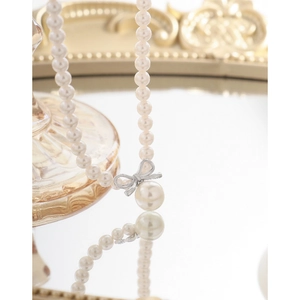 Elegant S925 silver bow pendant necklace with lustrous pearls and dainty choker design