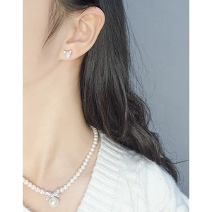 Ensemble élégant collier et boucles d'oreilles perles nœud en argent S925 sur modèle