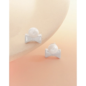 Boucles d'oreilles nœuds en argent S925 avec perles blanches sur fond minimaliste