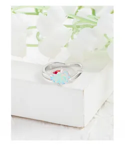 Makroaufnahme Silberring mit ovalem schillerndem Opal und Blatt-Cutout-Details
