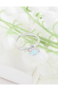 Detailansicht eines S925 Silberrings mit schillerndem Opal inmitten von Maiglöckchenblüten