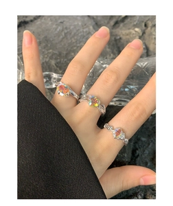Detailansicht von S925 Silberringen mit bunten Opal-Zirkonia in geometrischen Formen