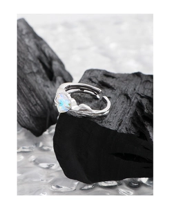 Detail of S925 silver ring featuring a textured vine band and iridescent heart zircon