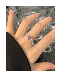 Detailaufnahme von S925 Silberring mit ovalem, bunt schillerndem Zirkonia-Stein