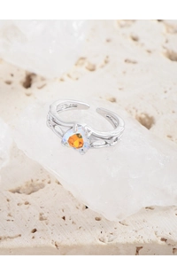 Macro view of S925 silver ring featuring pleated texture and orange heart zircon stone
