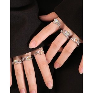 Silberring mit unregelmäßiger Textur und herzförmigem Zirkonia-Stein im Opal-Stil