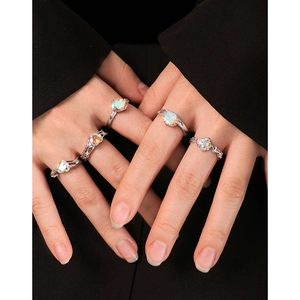 S925 Sterling Silber Ringe Set mit irisierenden Herz-Zirkonia und gewellten Bändern