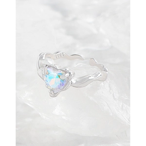 S925 sterling silver ring with iridescent heart-shaped zircon and wavy band on white rock