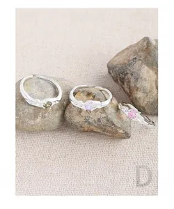 Vue détaillée de bagues en argent S925 à texture irrégulière et pierres de zircon colorées