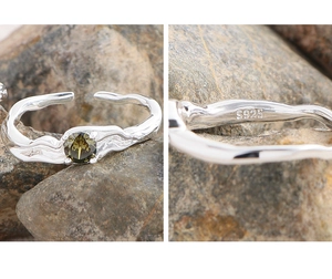 Détail de la bague en argent sterling S925 avec zircon vert et texture ondulée