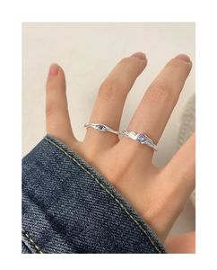 Détail des bagues en argent S925 avec textures irrégulières et zircons violets