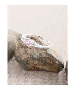 Détail de la bague en argent S925 avec texture irrégulière et pierre de zircon rose