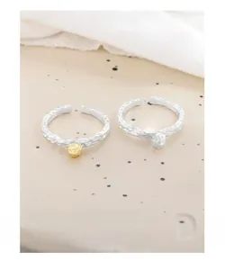 Nahaufnahme von S925 Sterlingsilber Ringen mit Hammerschlag-Textur und Kugel-Akzenten