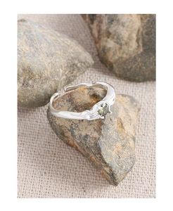 Détail du poinçon S925 et texture de lave irrégulière sur la bague réglable en argent